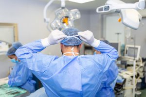 cirugía oftalmológica en Valencia - manos en la cabeza