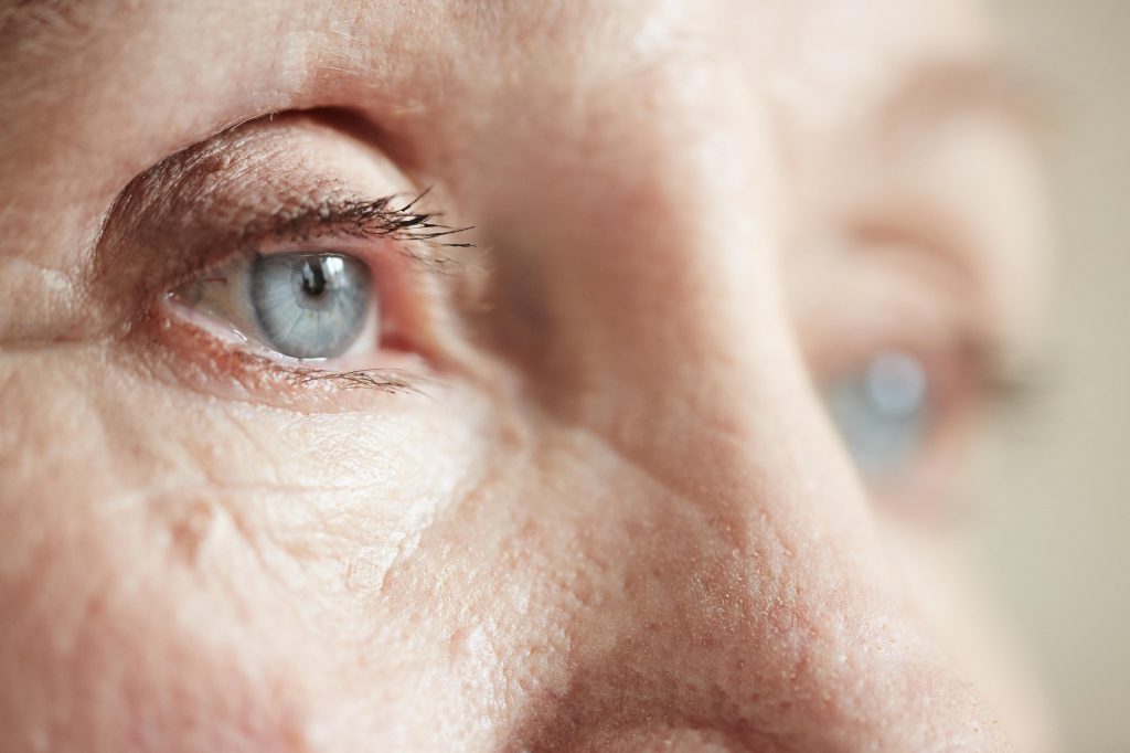 degeneración macular en Valencia - vista anciana