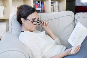 cirugía de presbicia en Valencia - señora leyendo