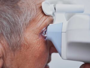 Operar cataratas en Valencia - examen médico